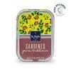 Les Sardines au poivre de Madagascar la Perle des Dieux sont une des références indispensables pour tous les collectionneurs. Elles proviennent du port sardinier de Saint Gilles Croix de Vie en Vendée. Philippe Gendreau crée l’entreprise LA PERLE DES DIEUX et sa marque d’exception avec les meilleures sardines et préparations de la conserverie. Pour les amateurs exigeants, amoureux du Bon et du Beau, La Perle des Dieux s’engage à perpétuer le savoir-faire artisanal. Ainsi depuis 1887, ce savoir-faire est le même, la technologie ne plus. Sardines égouttées - La Perle des Dieux - Nouvelle Vague épicerie de la pêche à Bordeaux Cette boîte sublime abrite quatre à six sardines d'exception : en provenance des eaux de Saint-Gilles-Croix-de-Vie. Les sardines au Muscadet se préparent manuellement et elles doivent être extra fraîches. Dans leur huile d'olive vierge extra, elles s'affinent pendant dix ans, se confisent patiemment, pour, au bout, révéler un arôme et un fondant fabuleux. Toute l'équipe de Nouvelle Vague est amatrice de vins, d'où qu'ils proviennent ! Nous trouvons beaucoup de conserves de poissons au vins et toutes ne sont pas réussies. Celle-ci est une véritable pépite dans le catalogue gargantuesque de la Perle des Dieux. Le Muscadet est un vin de l'embouchure de la Loire et s'affirme avec des notes iodées, tout comme la sardine!