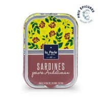 Les Sardines au poivre de Madagascar la Perle des Dieux sont une des références indispensables pour tous les collectionneurs. Elles proviennent du port sardinier de Saint Gilles Croix de Vie en Vendée. Philippe Gendreau crée l’entreprise LA PERLE DES DIEUX et sa marque d’exception avec les meilleures sardines et préparations de la conserverie. Pour les amateurs exigeants, amoureux du Bon et du Beau, La Perle des Dieux s’engage à perpétuer le savoir-faire artisanal. Ainsi depuis 1887, ce savoir-faire est le même, la technologie ne plus. Sardines égouttées - La Perle des Dieux - Nouvelle Vague épicerie de la pêche à Bordeaux Cette boîte sublime abrite quatre à six sardines d'exception : en provenance des eaux de Saint-Gilles-Croix-de-Vie. Les sardines au Muscadet se préparent manuellement et elles doivent être extra fraîches. Dans leur huile d'olive vierge extra, elles s'affinent pendant dix ans, se confisent patiemment, pour, au bout, révéler un arôme et un fondant fabuleux. Toute l'équipe de Nouvelle Vague est amatrice de vins, d'où qu'ils proviennent ! Nous trouvons beaucoup de conserves de poissons au vins et toutes ne sont pas réussies. Celle-ci est une véritable pépite dans le catalogue gargantuesque de la Perle des Dieux. Le Muscadet est un vin de l'embouchure de la Loire et s'affirme avec des notes iodées, tout comme la sardine!