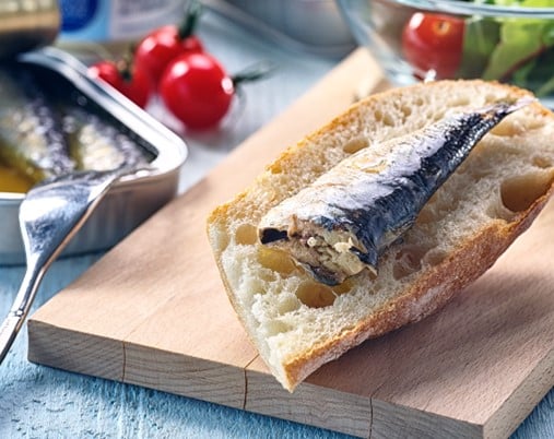 Sardines millésimées en présentation - La Compagnie Bretonne - Nouvelle Vague l'épicerie fine de la pêche à Bordeaux depuis 2017