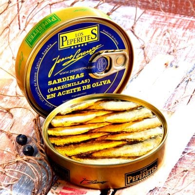Petites sardines à l'huile d'olive de Galice en présentation - Los Peperetes - Nouvelle Vague l'épicerie fine de la pêche à Bordeaux depuis 2017